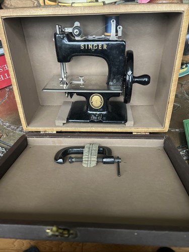 Singer 'SewHandy Model 20-1 - Machine à coudre miniature de