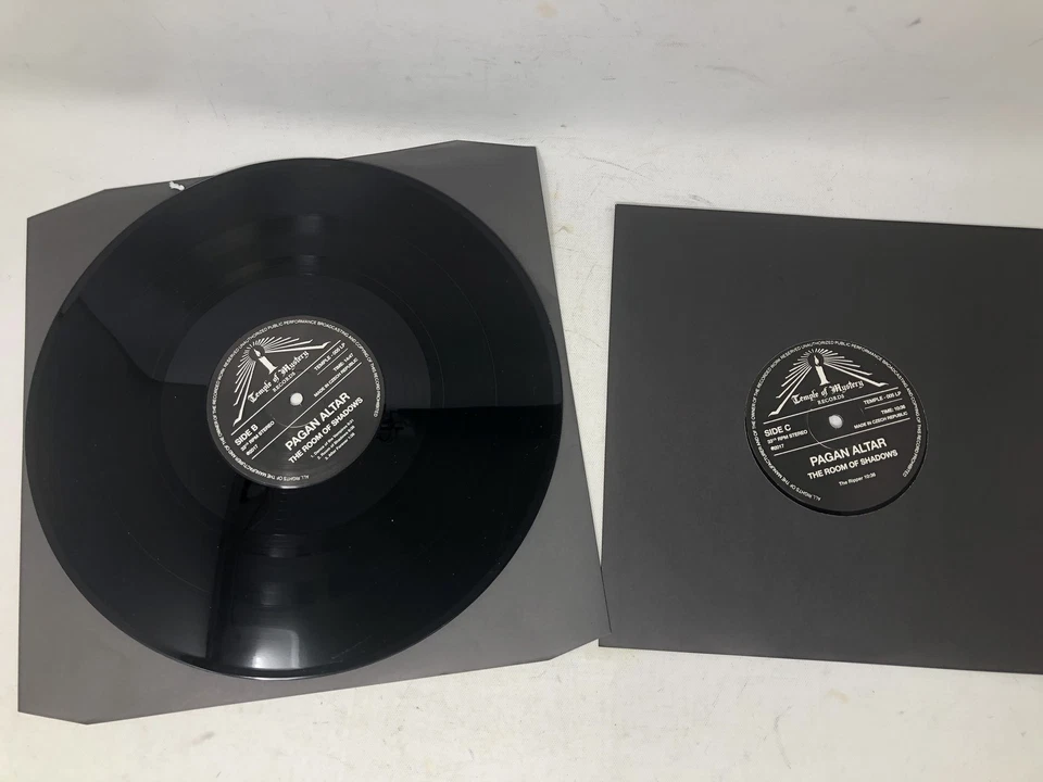 PAGAN ALTAR - The Room of Shadows - 2x 180g Black Vinyl Record w/ LE 10” Bonus Foto 4 de 4