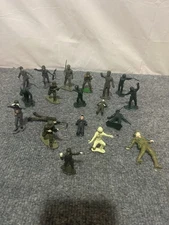 Lot Of 19 Mini Army Military Plastic Figures 