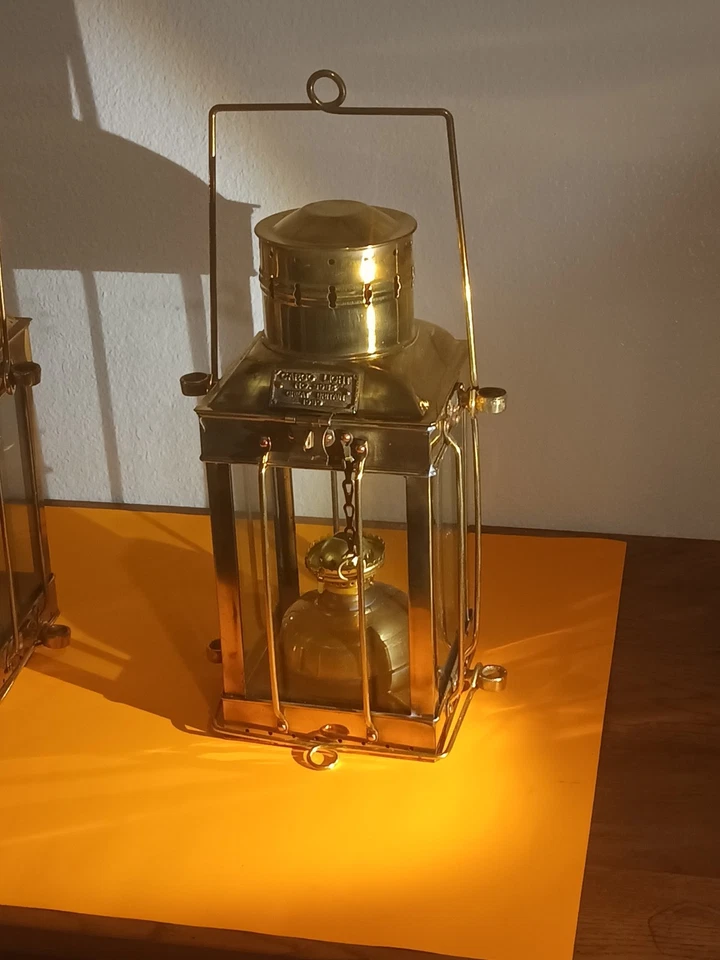 Juego de dos linternas de latón y vidrio de la Segunda Guerra Mundial Foto 4 de 4