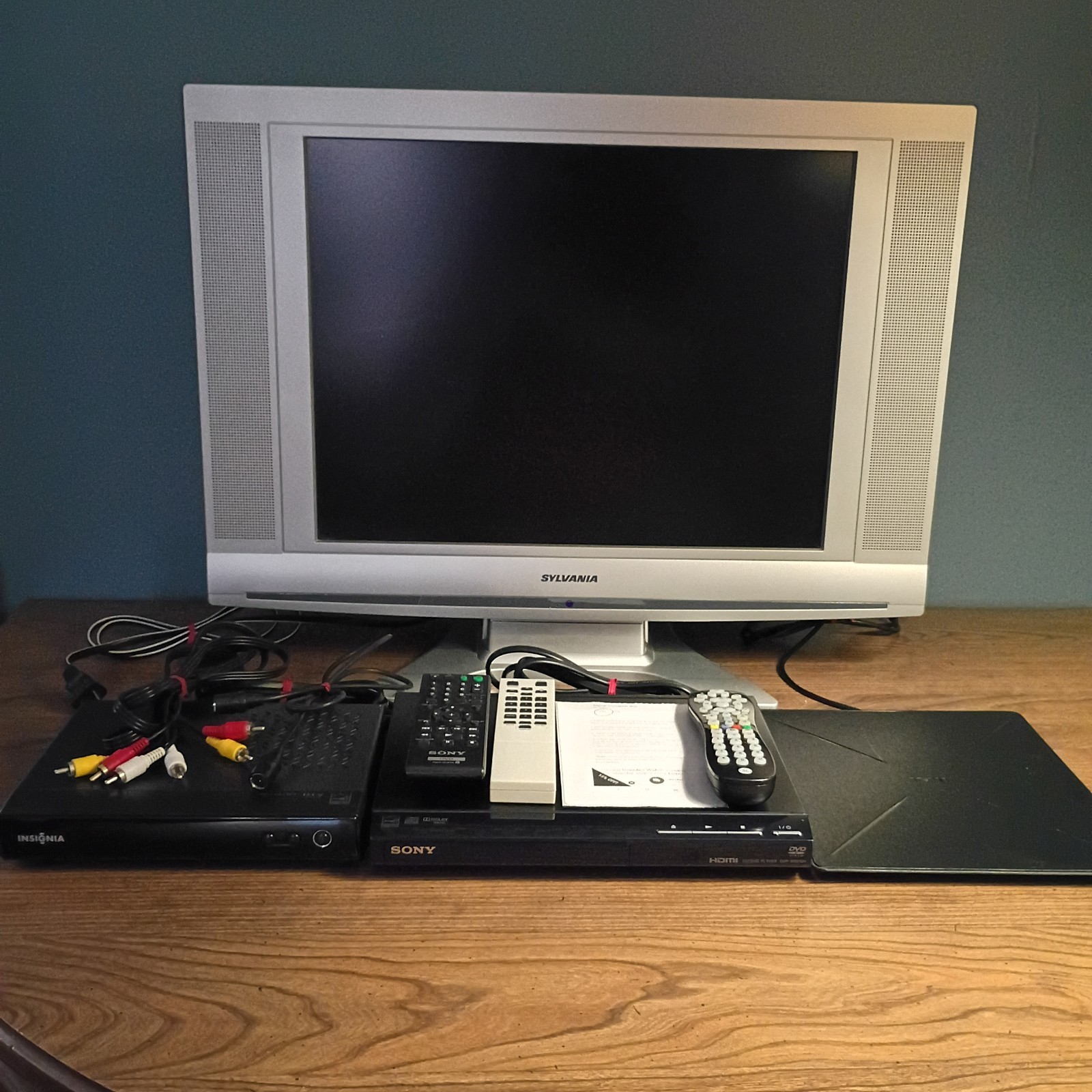 Sylvania TV Model 6620LG A 20in W/Insignia Analog Converter,
