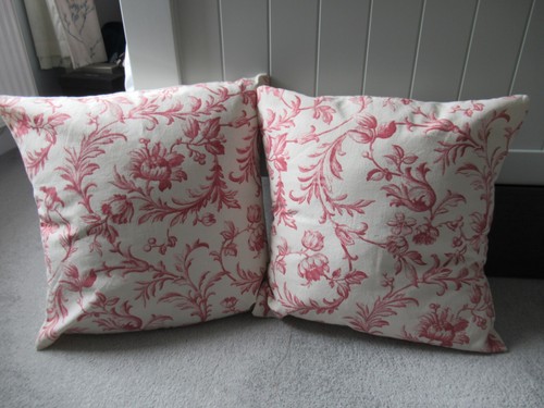 Laura Ashley Eisenarbeit Schnörkel Stoff hausgemachte Kissen x 2