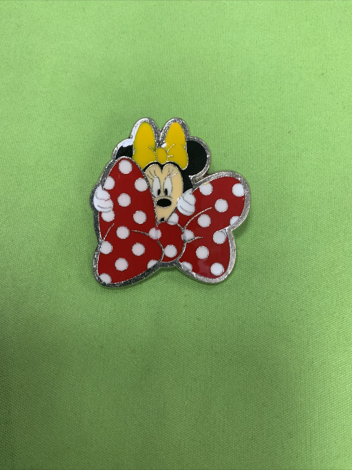 Disney Minnie Mouse Hiding Behind Bow Pin !