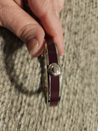 Bracciale COACH sottile smaltato bordeaux su tono argento