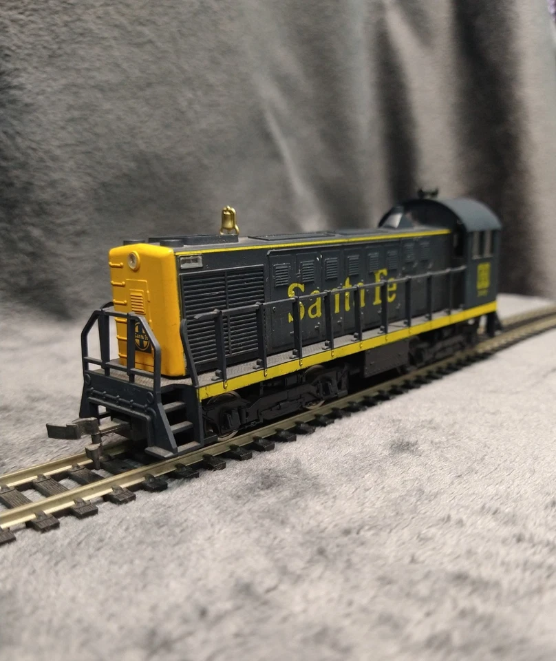 Model Power HO Scale ALCO 1000 HP Yard Switcher Dummy Locomotive Santa Fe #3415 - Image 3 of 4