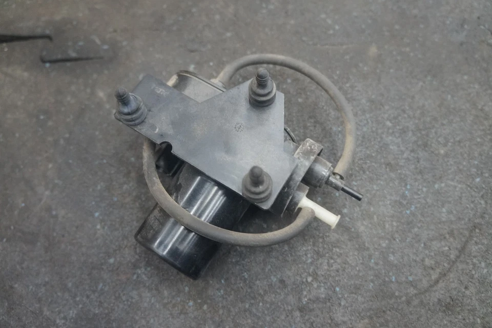 Bomba de vacío de aire eléctrica para motor 4C34-2A451-B OEM Aston Martin DB9 2007 Foto 2 de 4