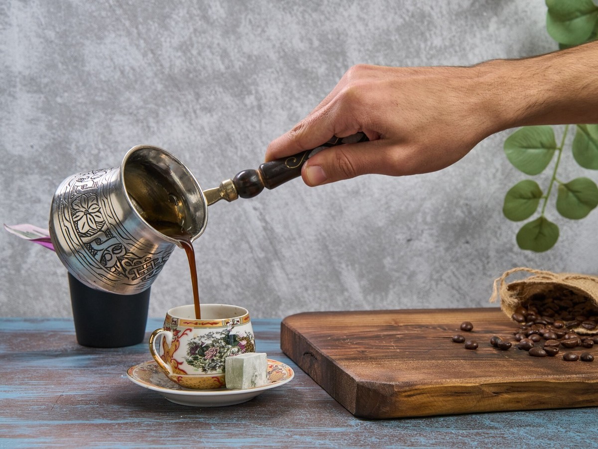 Turkse Koffiebereiding In Koperen Koffiepot Op Een Met Koper Gegraveerde Turkse Koffiebrander Handgemaakte Drank Koffievoorbereiding De Image241770439