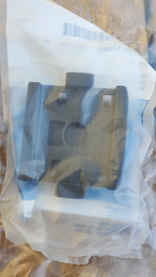 2010-2017 Chevrolet Equinox interior teto gancho retentor 22717643 fabricante de equipamento original  - Imagem 4 de 4