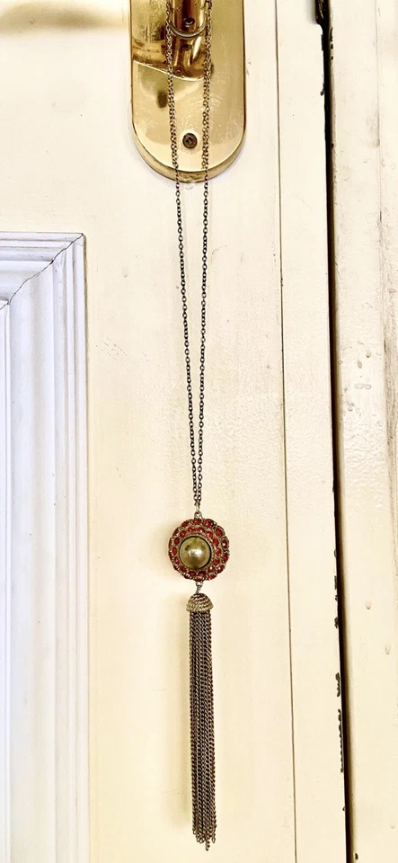 "Cadena de acero inoxidable de 20"" con colgante de 5"" (inmitación de 2 perlas grises y cristal rojo alrededor)" Foto 2 de 4