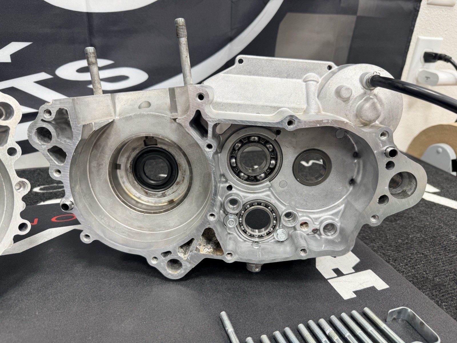 2003 KAWASAKI KX250 OEM Crankcase Set Left & Right! 14001-1307, Good Cases KX250