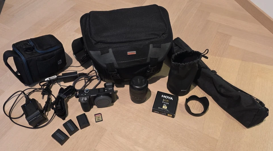 Sony Alpha 6500 (ILCE-6500) Kit mit 16–70 mm F4 Zeiss SEL1670Z und Zubehörpaket