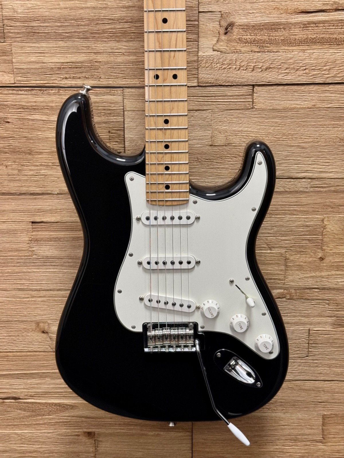 Fender Player Stratocaster Guitar- MIM- 2019- Gloss Black -8lbs 9oz w/gig bag