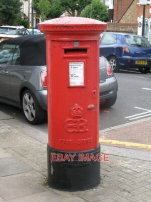 PHOTO  EDWARD VIII POSTBOX EARLSFIELD ROAD / DINGWALL ROAD SW18  2008