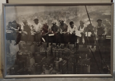 Gerahmtes Bild ''lunch atop a skyscraper''