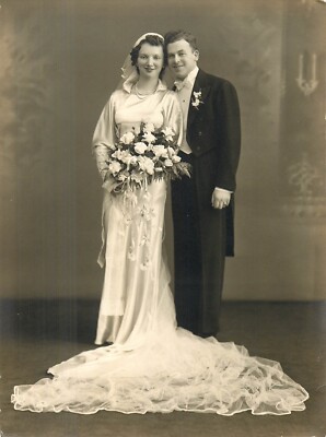 Photo Wedding Bride & Groom 6x8 bouquet of flowers long train head piece