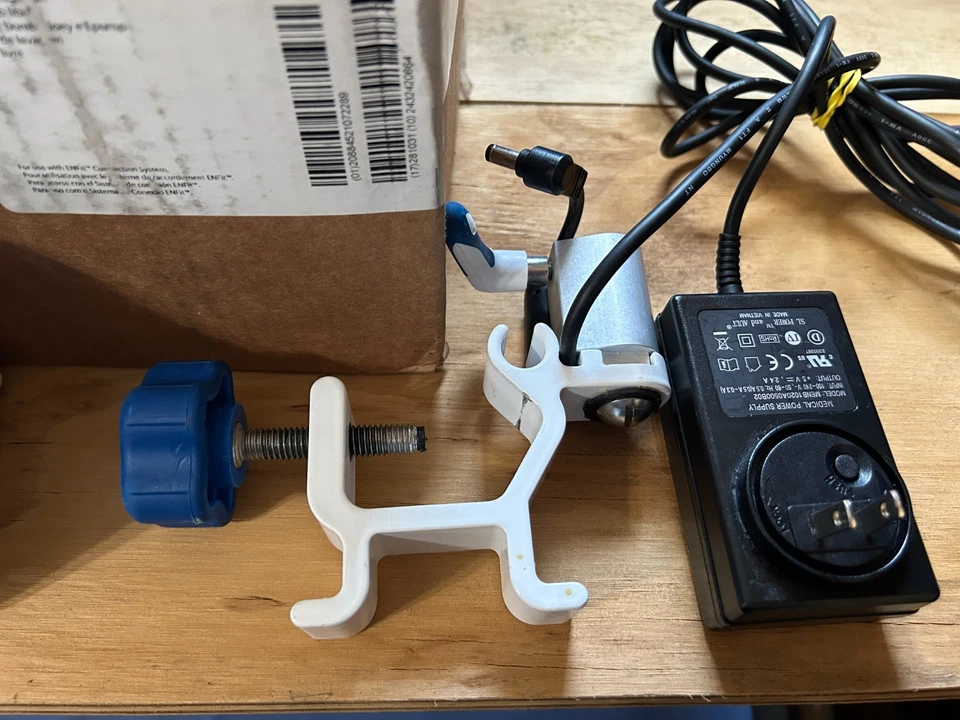 Bomba Covidien Kangaroo Joey con abrazadera de poste y adaptador de corriente con BOLSAS GRATIS PROBADAS Foto 4 de 4