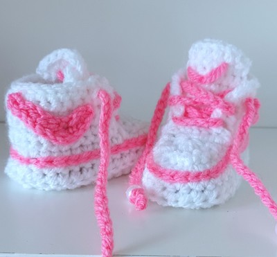 Handgefertigte Baby First Booties Turnschuhe rosa weiß 