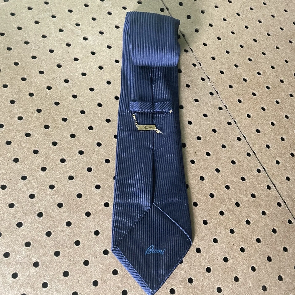 Corbata de seda moderna Brioni cadena dorada Italia rayas verticales azul marino para hombre Foto 2 de 4