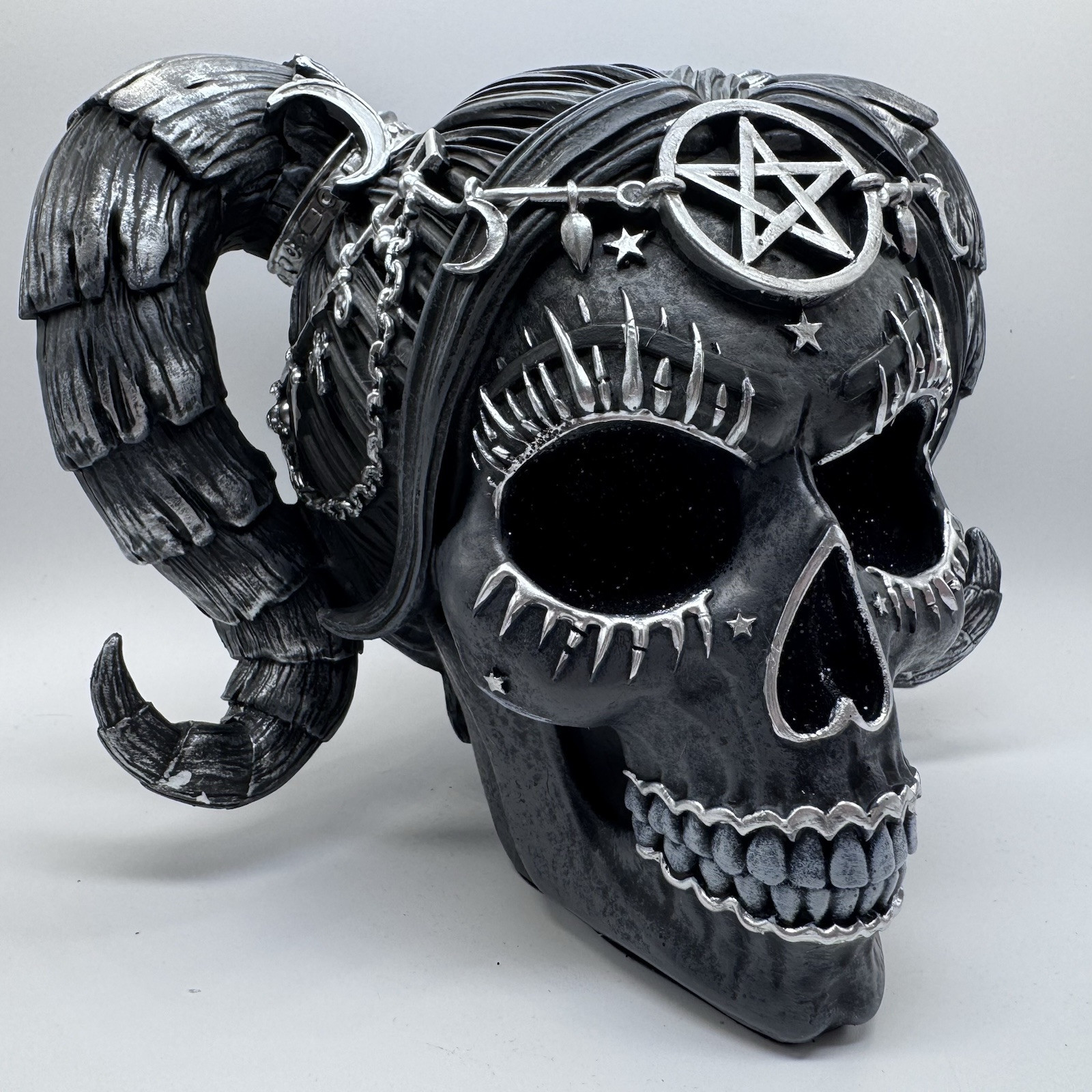 Nemesis Now “Drop Dead Gorgeous” Baphomet Doll Skull 20.5cm – Solve & Coagula