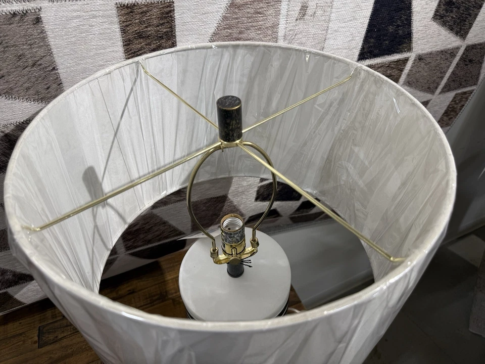 Abajur de mesa Bassett espelho Makalu marrom/ouro/branco poliresina novo! 16”x16”x27”H - Imagem 3 de 4