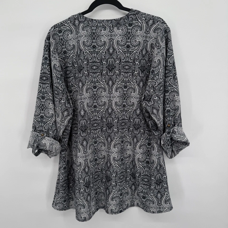 Blusa Laura Scott Mujer 3X Paisley Botón Frontal Negra Blanca Mangas con lengüeta enrollable Foto 3 de 4