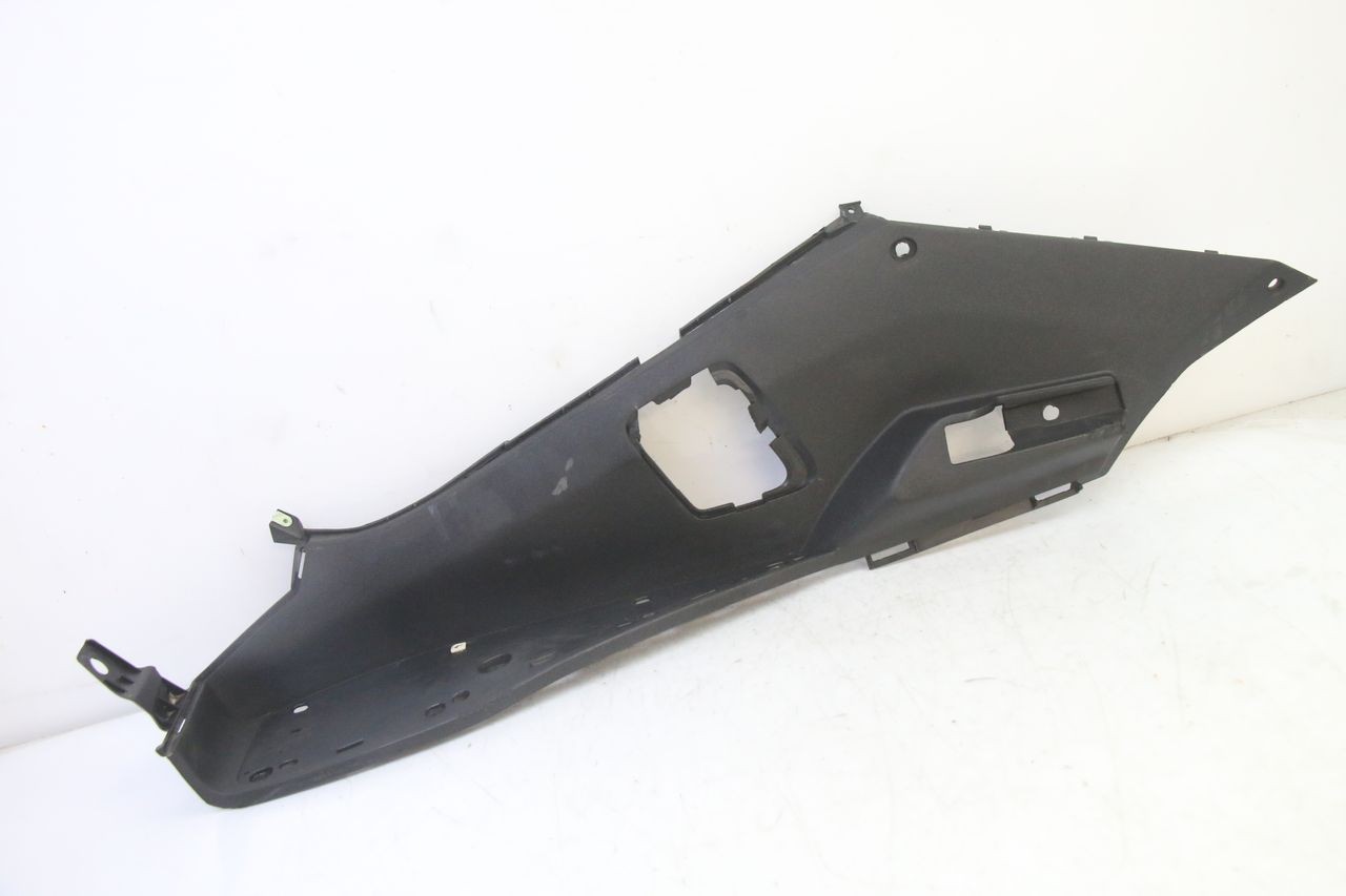 TAPA REPOSAPIES IZQUIERDA - PEUGEOT SATELIS 125 (2013 - 2018)