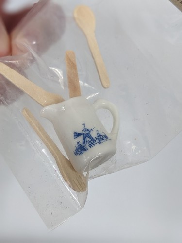 Jarra y utensilios de cocina de porcelana azul blanco para casa de muñecas Darice Timeless Minis - Imagen 3 de 3