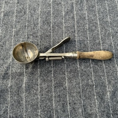 Vintage Indestructo No. 3 Ice Cream Scoop Wood Handle 16 Scoops per Qt Working