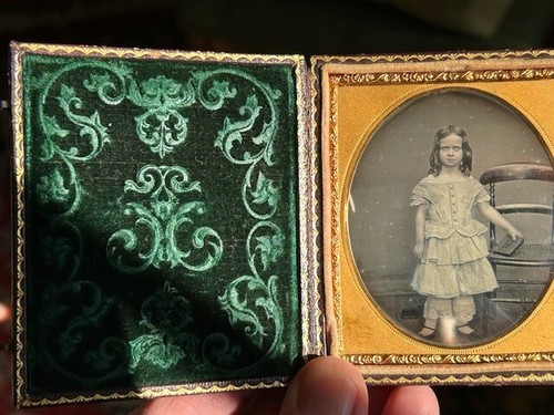 1/6 Daguerreotype Girl With Yellow Tinted Dress - Picture 2 of 6