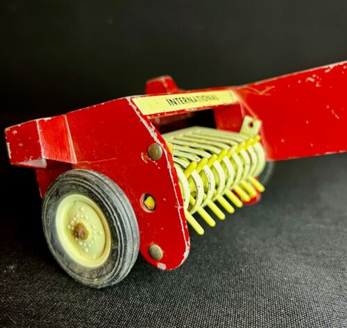 1970s ERTL, McCormick International, Square Hay Baler, 1:16 Scale, Diecast - Picture 6 of 10