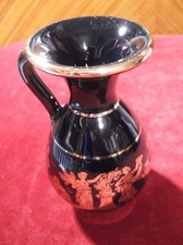 Ancien petit vase miniature en porcelaine sur le thème de la Grèce antique...