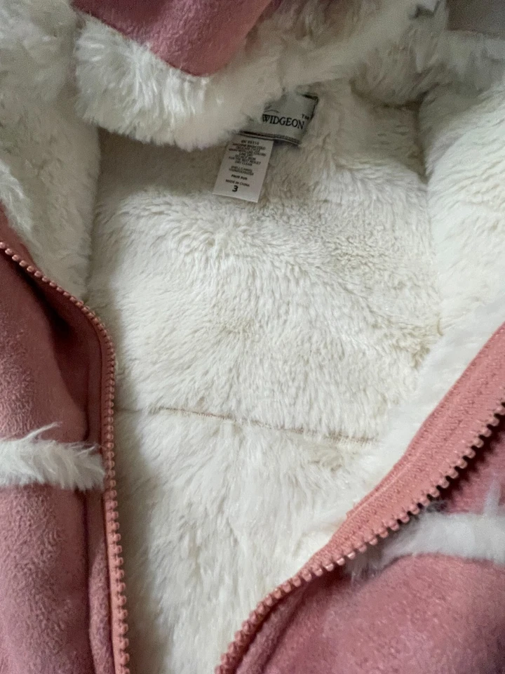 Abrigo de invierno de gamuza rosa American Widgeon para niñas con forro de piel sintética y manguito Foto 3 de 4