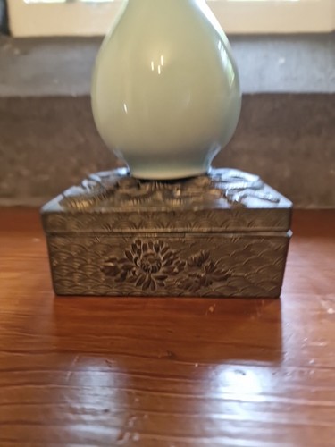 Kleine chinesische Seladon Vase mit vier Zeichen auf Sockel - Bild 13 von 21