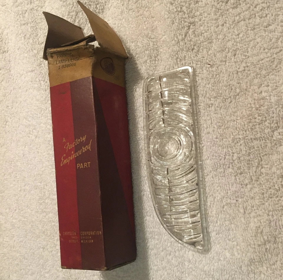 NOS 1942 普利茅斯 P14C 特别豪华停车灯镜头右侧 — 第 2/4 张图片