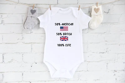 ATTITUDE BABY 50 % amerikanische 50 % britische 100 % süße Babyweste - Neuheit Strampler Geschenk - FAFB01