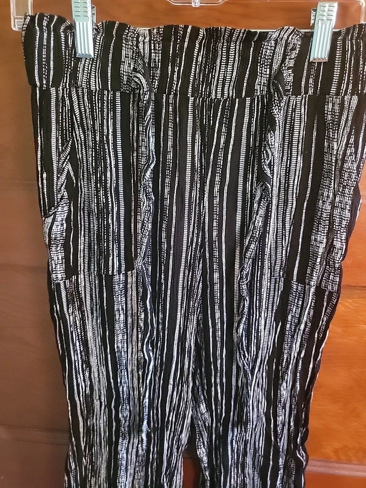 Pantalones de mujer medianos Joe Ben basset blancos y negros a rayas con bolsillos delanteros Foto 3 de 4