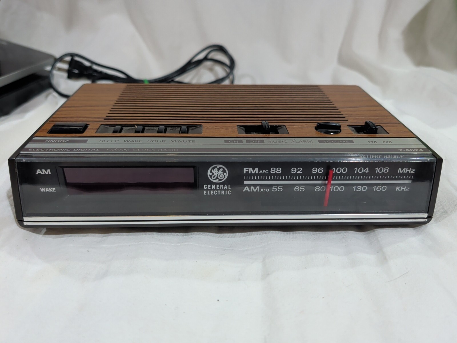 Vintage GE 7-4624B Digital AM FM Clock Radio Alarm Tested Working Woodgrain