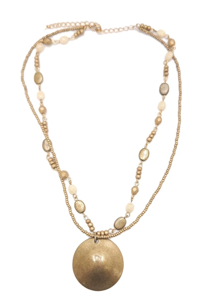 Collar de cuentas en capas con colgante de medallón de piedra blanca dorada firmada por Cookie Lee Foto 2 de 4
