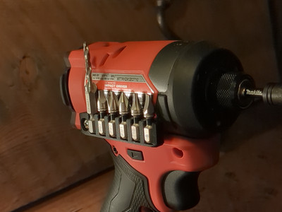 Milwaukee M12 Impact Bithalter - Organisieren Sie 6 Bits, einfacher Zugang & Sichtbarkeit