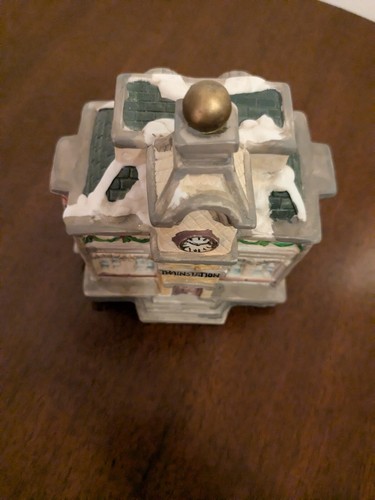 Vtg Porcelain Victorian Figurine Train Station (Christmas Village) - Picture 5 of 6