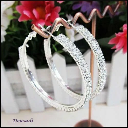 Orecchini con diamanti pendenti in oro bianco