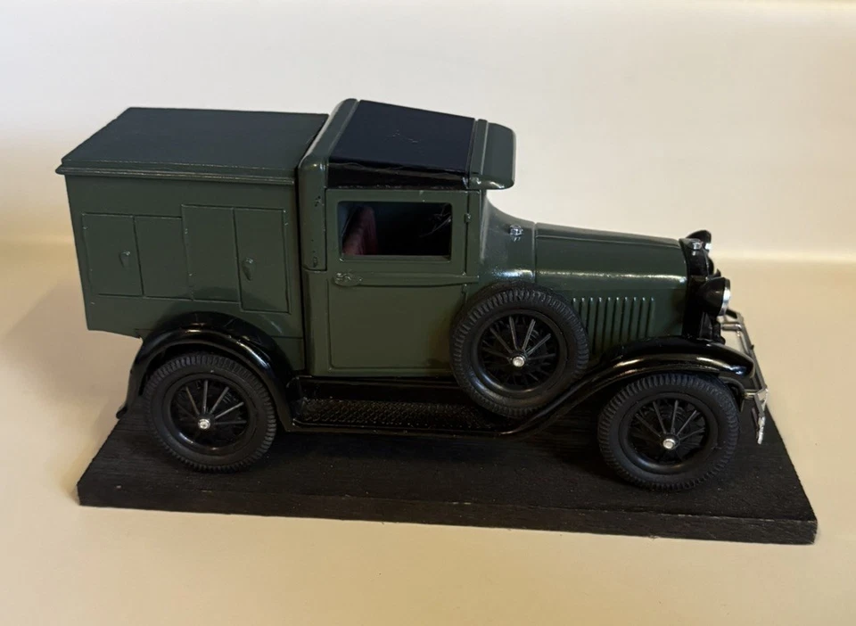 Juego De Colección (4) Camiones Die-Cast-Modelos Ford A Bell, TT y Lineman. Dodge Power Wagon Foto 2 de 4