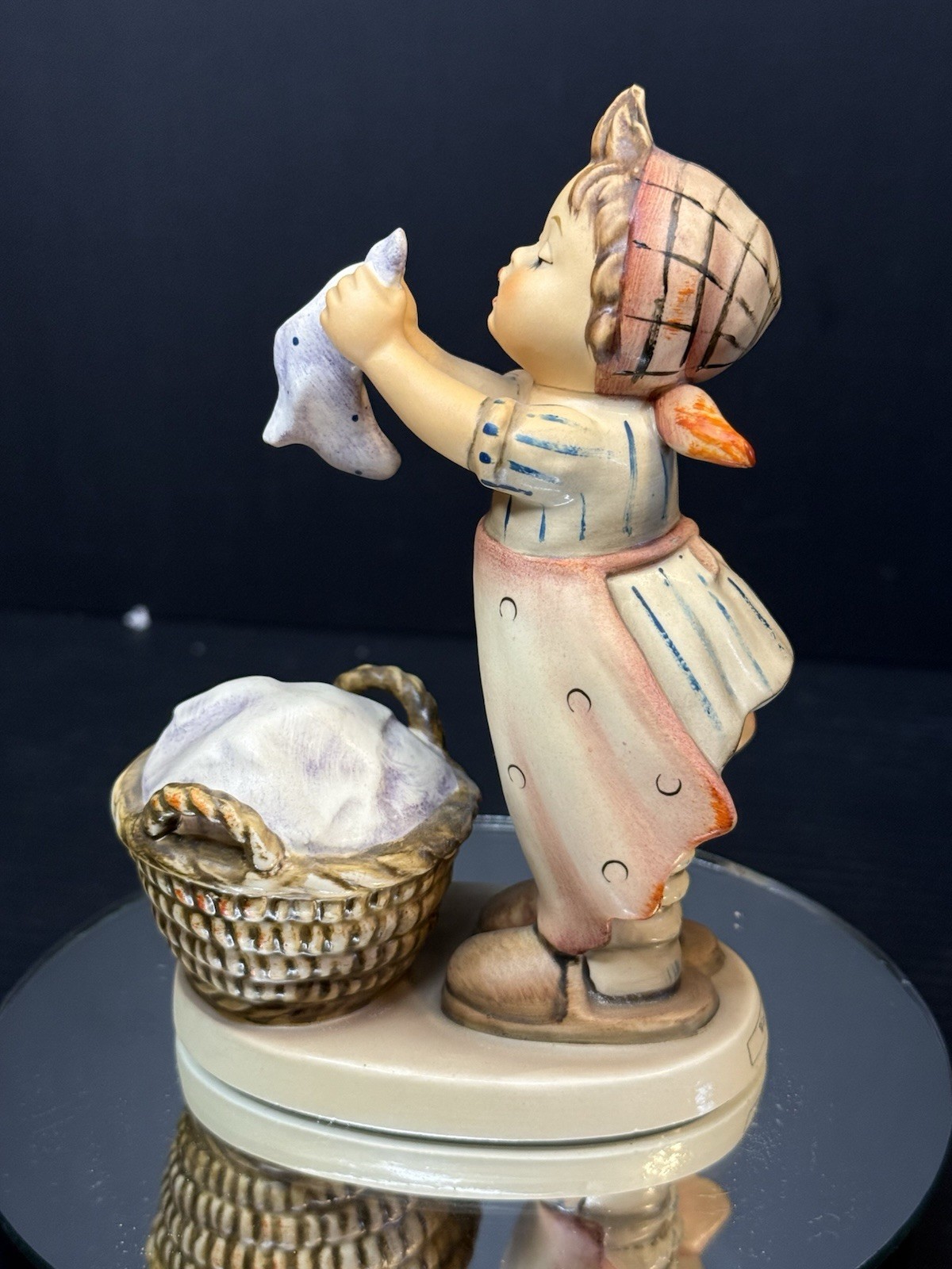 Goebel Hummel Wash Day 321 No Crazing! Mint Free Shipping