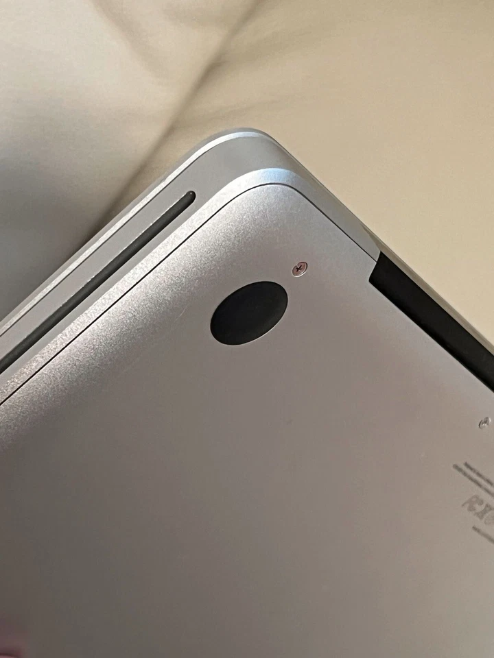 Apple MacBook Pro 2011 Intel Core i5 - 8gb RAM - 250 GB Samsung SSD. Neuwertig - Bild 3 von 4