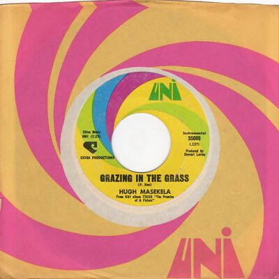 Hugh Masekela grasend im Gras UNI Soul Northern Motown