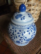 KLEINE CHINESISCHE PORZELLAN HANDBEMALTE DECKELVASE / URNE BLAU & WEISS