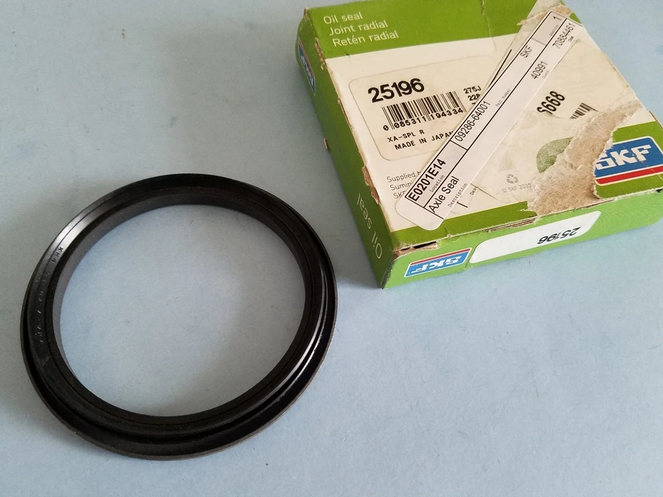 Original Suzuki Vitara - Grand Vitara - Sidekick - XL7 - Sello de rueda interior delantera Foto 2 de 2