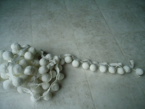 White PomPom Hanging Fringe Trim 1 ½” Wide X 3.14 Yds PomPoms ¾” - Picture 2 of 4