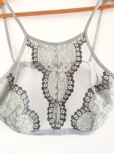 Victoria’s Secret Body by Victoria Wireless Bralette High Neck Lace Sz Medium - Picture 2 of 13