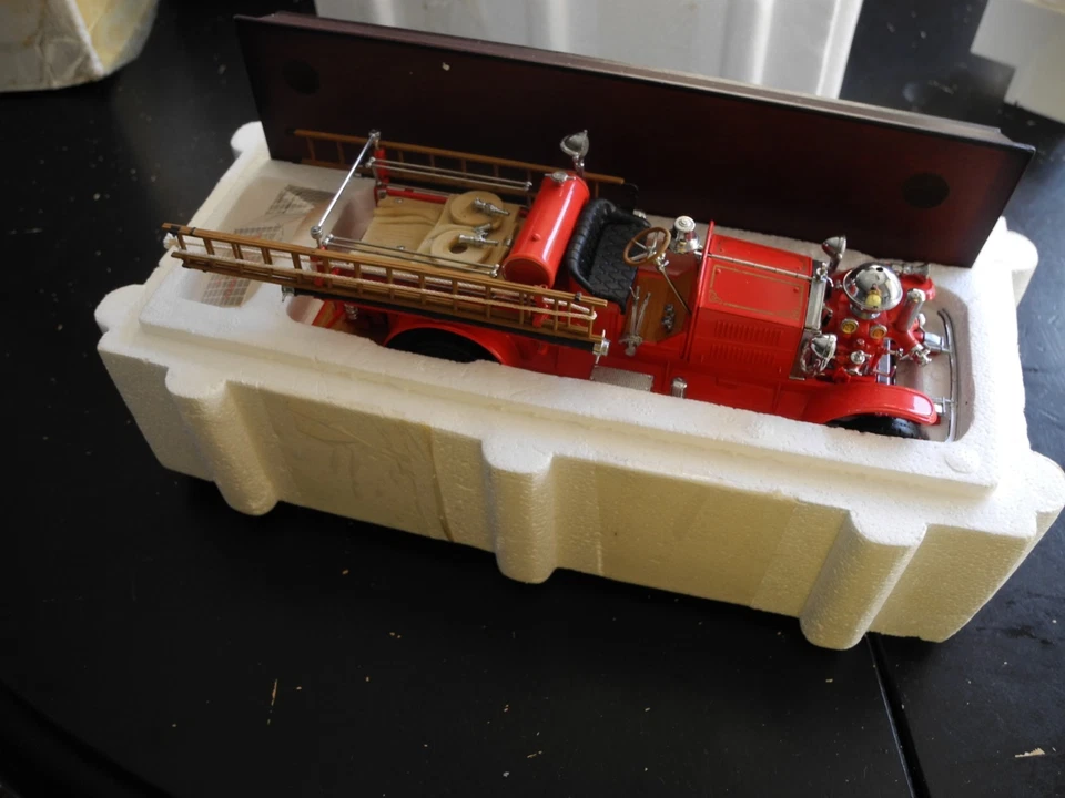 Rare Franklin Mint 1922 Ahrens Fox Pumper Fire Engine 1:32 Scale Never Displayed - Image 2 of 4